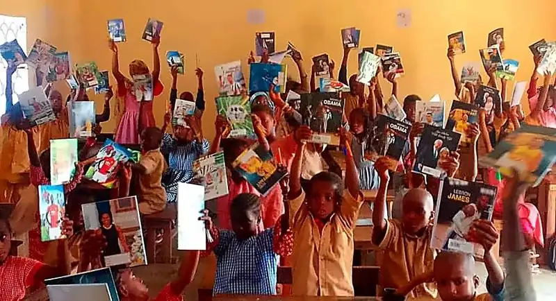 Élèves recevant leurs manuels scolaires