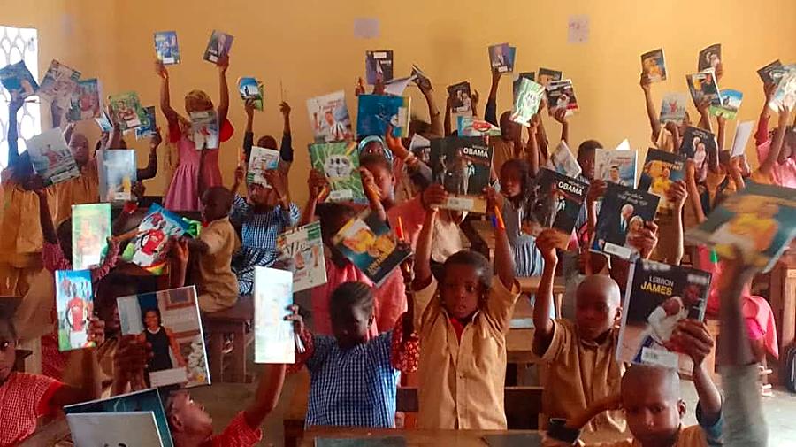 Élèves recevant leurs manuels en classe