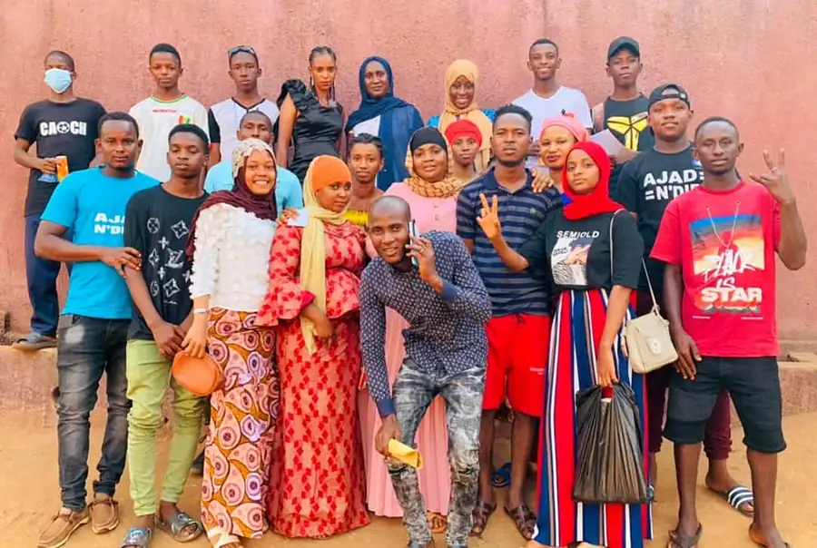 Une vingtaine de membres de l'AJAD réunis, plusieurs en t-shirt AJAD N'Diré